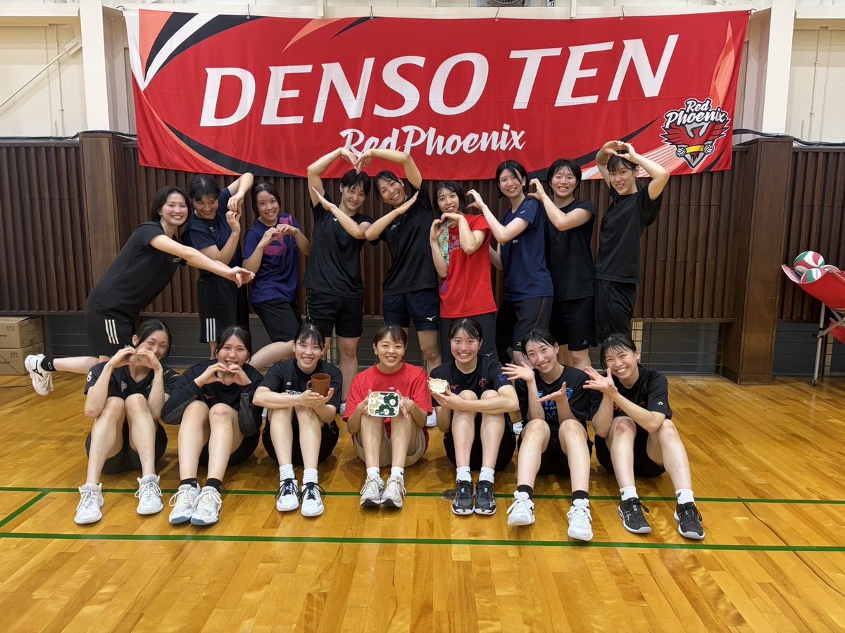 DTEN_RedPhoenix's tweet photo. 今日はトレーナーの高橋さんのお誕生日です🎂

いつもトレーニングやケアをしてくださりありがとうございます🏋️‍♀️
これからもご指導よろしくお願いします！
全員で元気いっぱい頑張ります🔥

#デンソーテン #9人制 #バレーボール https://t.co/81cnciEHTj