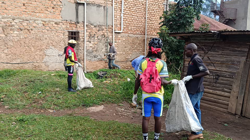 TwinamaslkoAlex's tweet photo. This morning, GACS EAC TOUR  joined the people of Bubsaare Trading Center in  Kabale to participate in today’s  National Cleaning Day  starts with a clean environment.  @GacsBike @KigeziTv @KabaleDistrict
#GACSTour #NationalCleaningDay #CleanUganda #Kabale #EAC https://t.co/czlz7M1Yui
