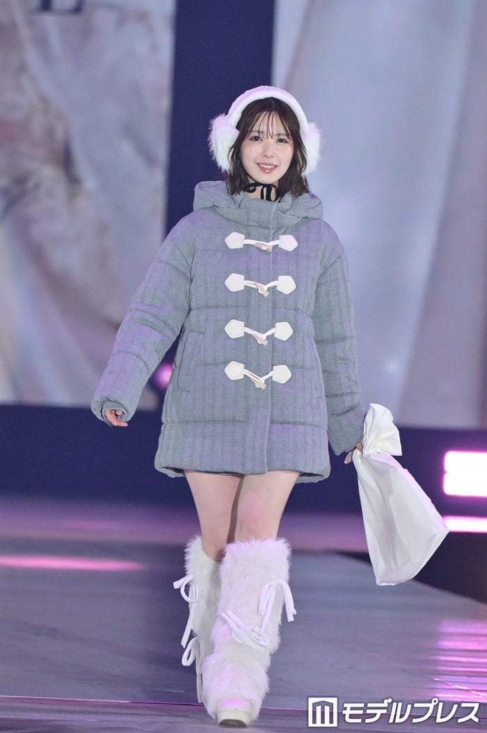 modelpress's tweet photo. 【♥️Rakuten GirlsAward 2026 A/W🍰🍭】

乃木坂46筒井あやめ
イヤーマフ×レッグウォーマーの冬コーデ

愛らしい笑顔に「冬の妖精みたい」の声🤍
https://t.co/XaZgZObklO

#ガルアワ2026AW https://t.co/stMwOxFzJW