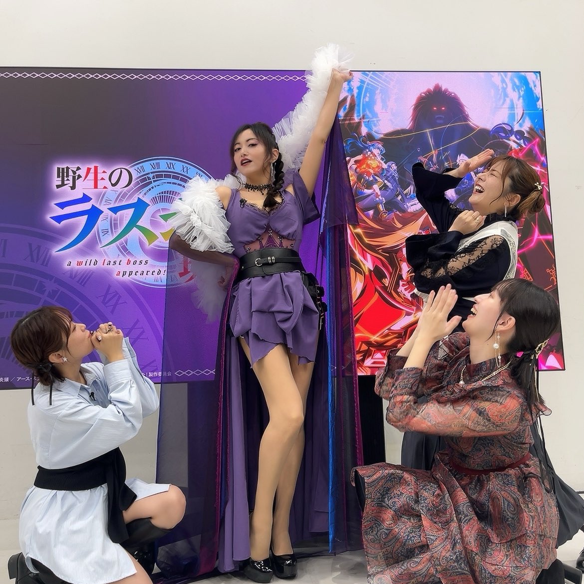 chiaking58's tweet photo. TVアニメ「野生のラスボスが現れた！」
ABEMA特番放送【復讐の刻 〜星々が語らう戦宴会〜】に出演させていただきました🫶出演者のみんなと✌️
ワタクシはスコルピウスをイメージした衣装で🦂髪も三つ編みにしてみました♏️アニメも特番も、ぜひ見てね✨
#アニメ野生のラスボスが現れた！
 #lastbossanime https://t.co/zrf3zW3EUY