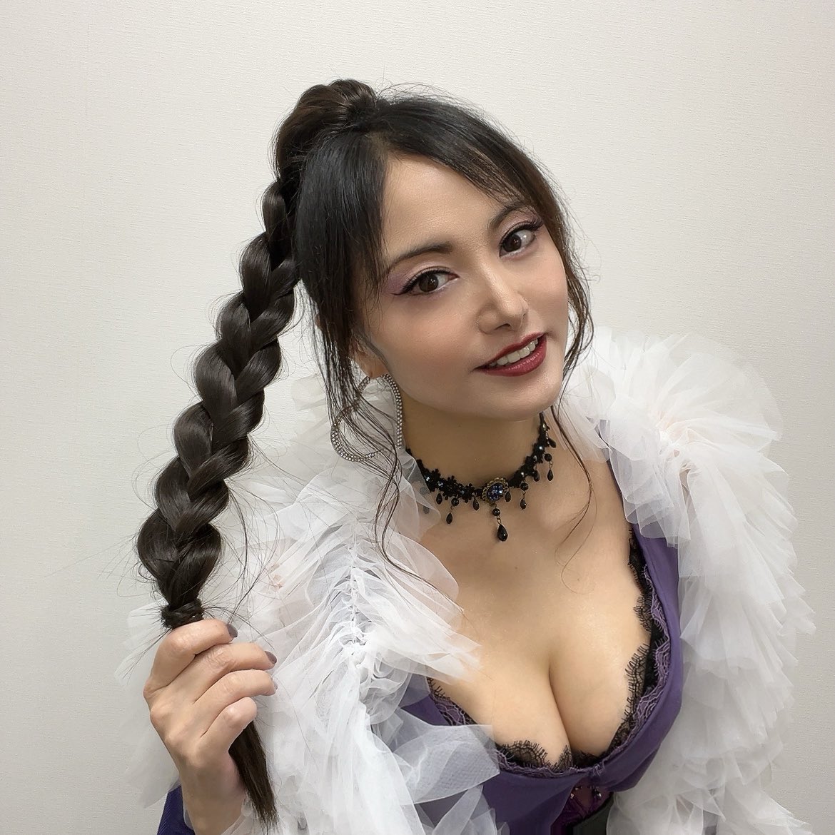 chiaking58's tweet photo. TVアニメ「野生のラスボスが現れた！」
ABEMA特番放送【復讐の刻 〜星々が語らう戦宴会〜】に出演させていただきました🫶出演者のみんなと✌️
ワタクシはスコルピウスをイメージした衣装で🦂髪も三つ編みにしてみました♏️アニメも特番も、ぜひ見てね✨
#アニメ野生のラスボスが現れた！
 #lastbossanime https://t.co/zrf3zW3EUY