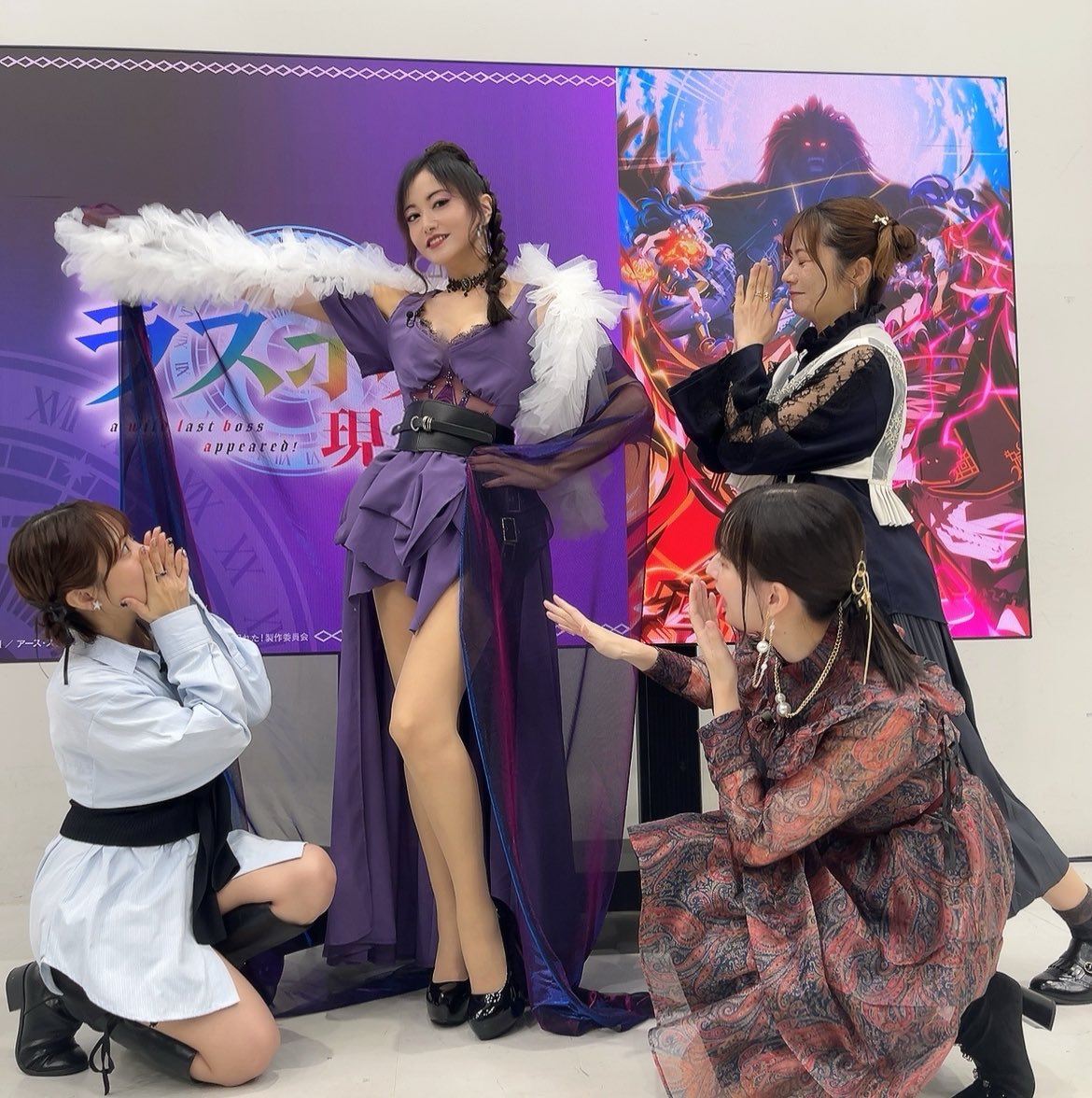 chiaking58's tweet photo. TVアニメ「野生のラスボスが現れた！」
ABEMA特番放送【復讐の刻 〜星々が語らう戦宴会〜】に出演させていただきました🫶出演者のみんなと✌️
ワタクシはスコルピウスをイメージした衣装で🦂髪も三つ編みにしてみました♏️アニメも特番も、ぜひ見てね✨
#アニメ野生のラスボスが現れた！
 #lastbossanime https://t.co/zrf3zW3EUY