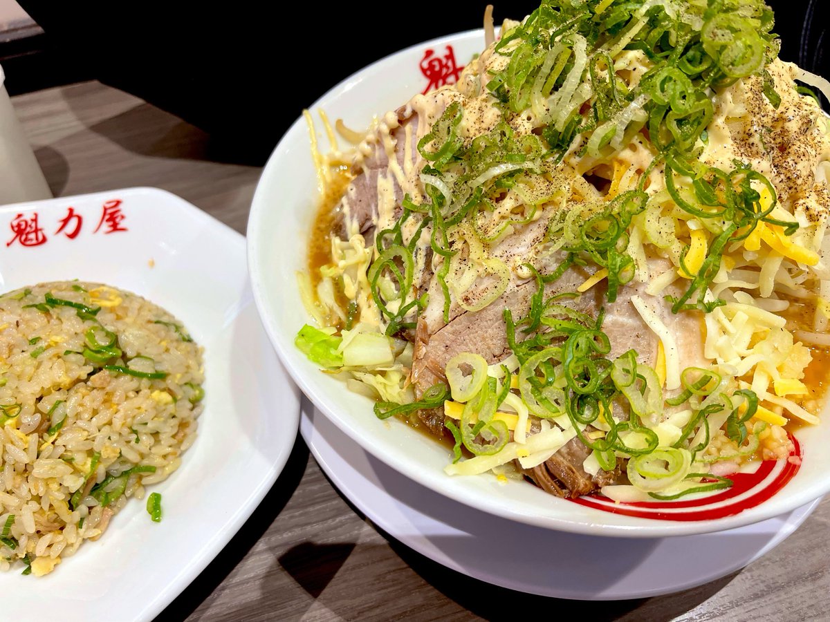 chiiipenB's tweet photo. 魁力屋大好き～🍜❤️
期間限定のにんにく背脂醤油ラーメンに、ニンニクマヨとチーズトッピングで🥰
美味しかった🫶🏻🤍
ラーメンにチーズ……🤔と思ったけどめちゃくちゃ合ってた🧀！！
だいぶ秋っぽく涼しくなってきましたが、体調崩さないように頑張りましょう～✊ ̖́- https://t.co/7pxH71TREv