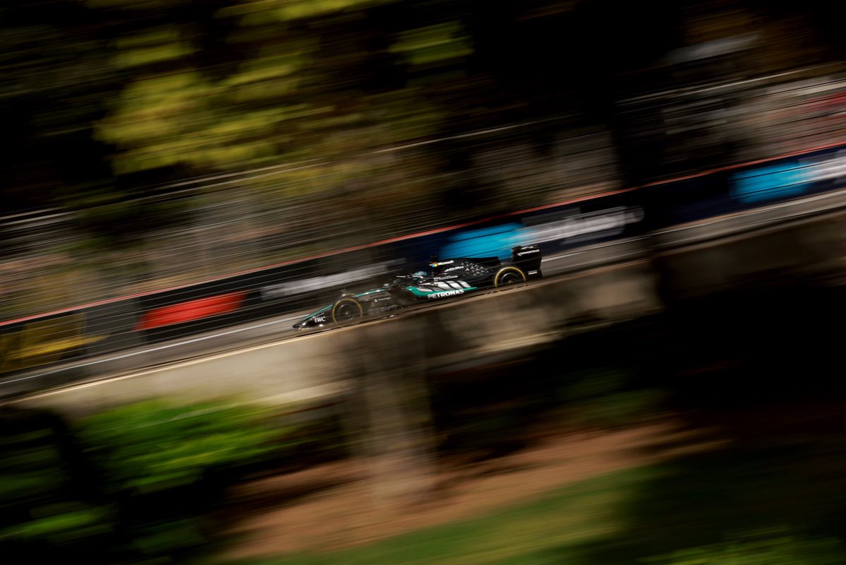 F1racing's tweet photo. LAP 50 of 51
P1 Russell goes purple again with fastest lap 1:44.916
Verstappen is 0.6 seconds adrift!
#F1 #F126GYD #GYD #AzerbaijanGP #Baku #Formula1 #DriveToSurvive #GR63 #fastest #fastestlap https://t.co/UtraxOKxUN