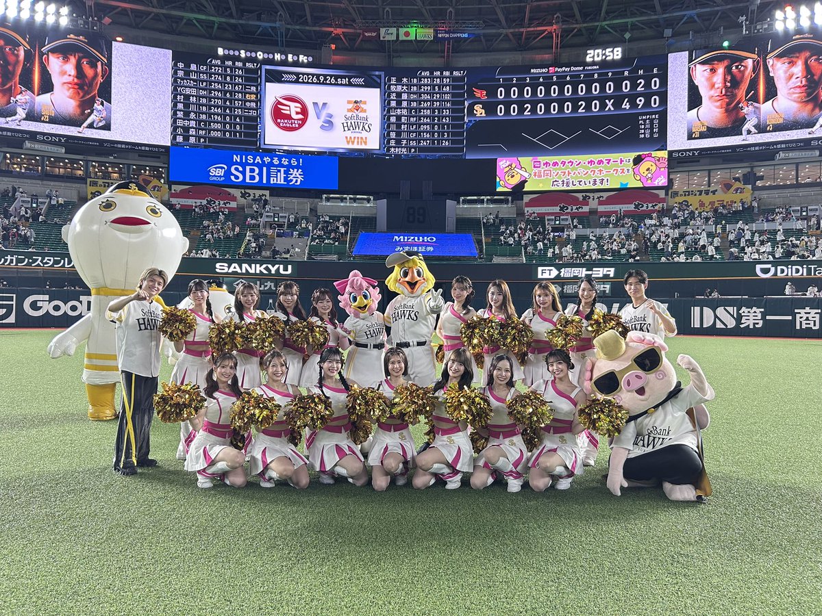 hawksHoneys's tweet photo. HAWKS VICTORY〜〜！！！👏🌟
本日も最後の最後まで熱いご声援ありがとうございました❤️‍🔥❤️‍🔥
いよいよ明日は今シーズンのホームゲーム最終日！負けられない戦いが続きます！皆さんの強い想いをホークスに届けてくださいね📣💪
#sbhawks #ゼンシン https://t.co/OvZIN9IiOC