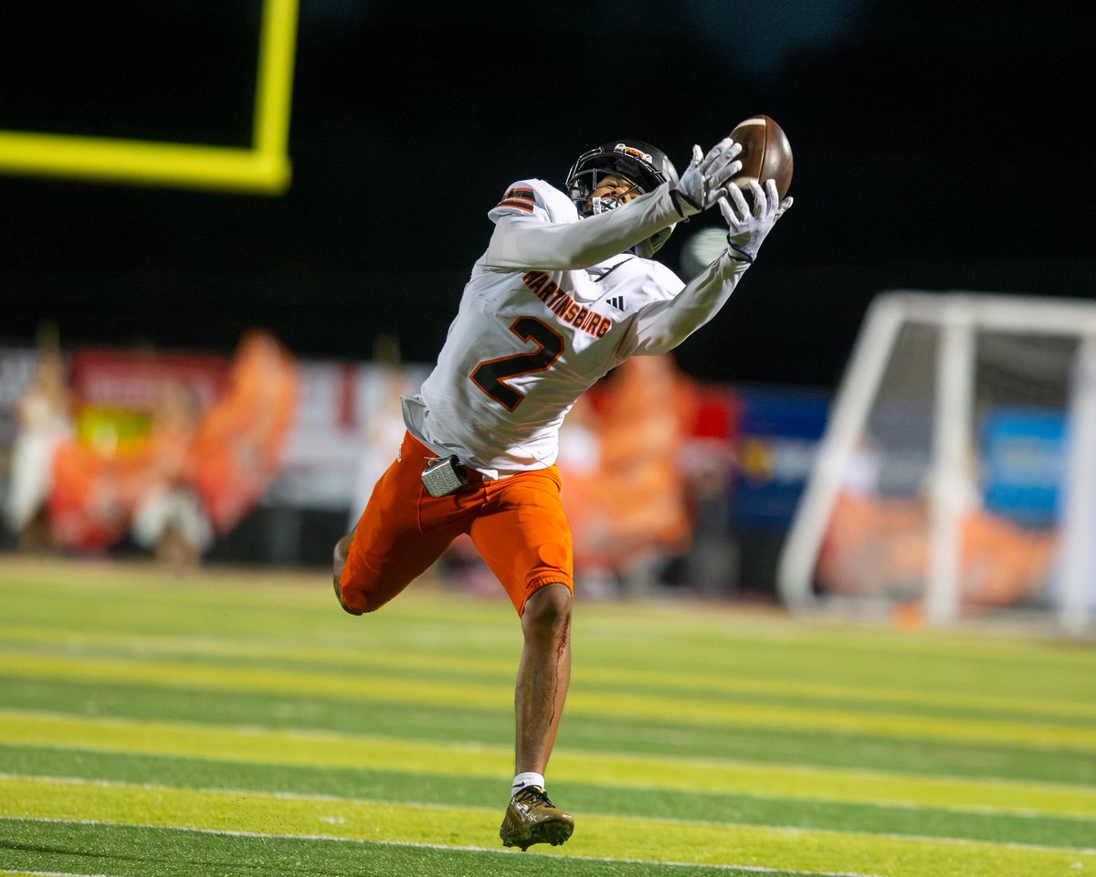 MOBPhotos's tweet photo. Nothing hits quite like Friday night in the EPAC. 

#martinsburgfootball #manofblessingsphotography #wvprepfb #fridaynightlights https://t.co/JDAcCVvyJZ