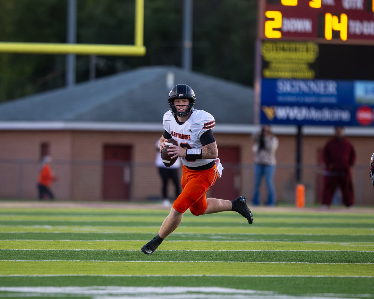 MOBPhotos's tweet photo. Nothing hits quite like Friday night in the EPAC. 

#martinsburgfootball #manofblessingsphotography #wvprepfb #fridaynightlights https://t.co/JDAcCVvyJZ