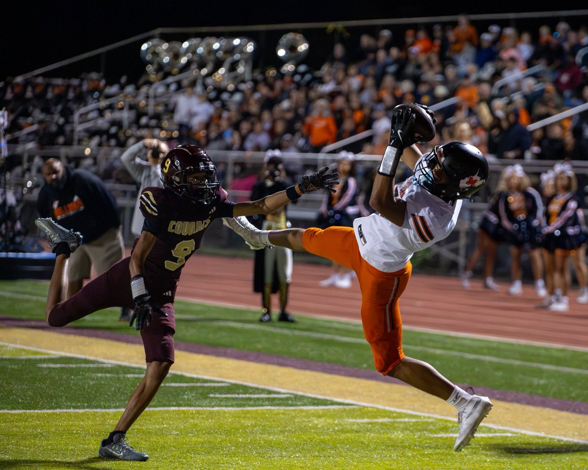 MOBPhotos's tweet photo. Nothing hits quite like Friday night in the EPAC. 

#martinsburgfootball #manofblessingsphotography #wvprepfb #fridaynightlights https://t.co/JDAcCVvyJZ