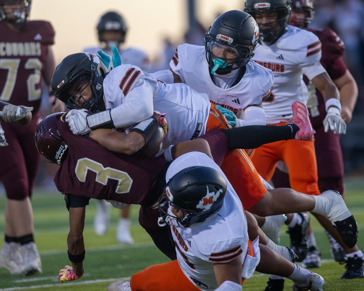 MOBPhotos's tweet photo. Nothing hits quite like Friday night in the EPAC. 

#martinsburgfootball #manofblessingsphotography #wvprepfb #fridaynightlights https://t.co/JDAcCVvyJZ