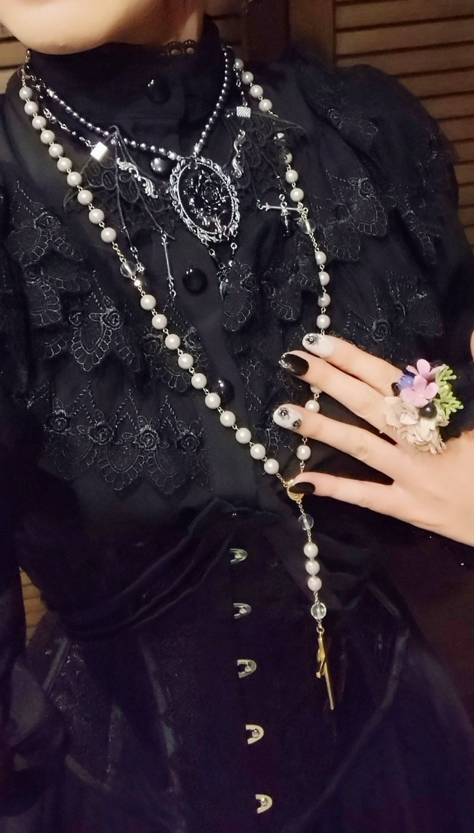kotono_tubu's tweet photo. 今日はマジェステへ！今回もたくさんお迎えした✨
コーデは黒ゴシック🖤ドリシンのブラウスとっても好評でした🌹

BL:@dream_syndrome0 
SK:@DreamingDrop 
CS:@K_victoria_19 
HD:@lovrep_aya 
Er:@R_I___321 
Nl:@Jackpot_color @dJD5CsIj68YCleW 
Cp/Rg:@aed_devi 
Rg:@N15fairyberry @seisakusen https://t.co/0NXw3C5E9T