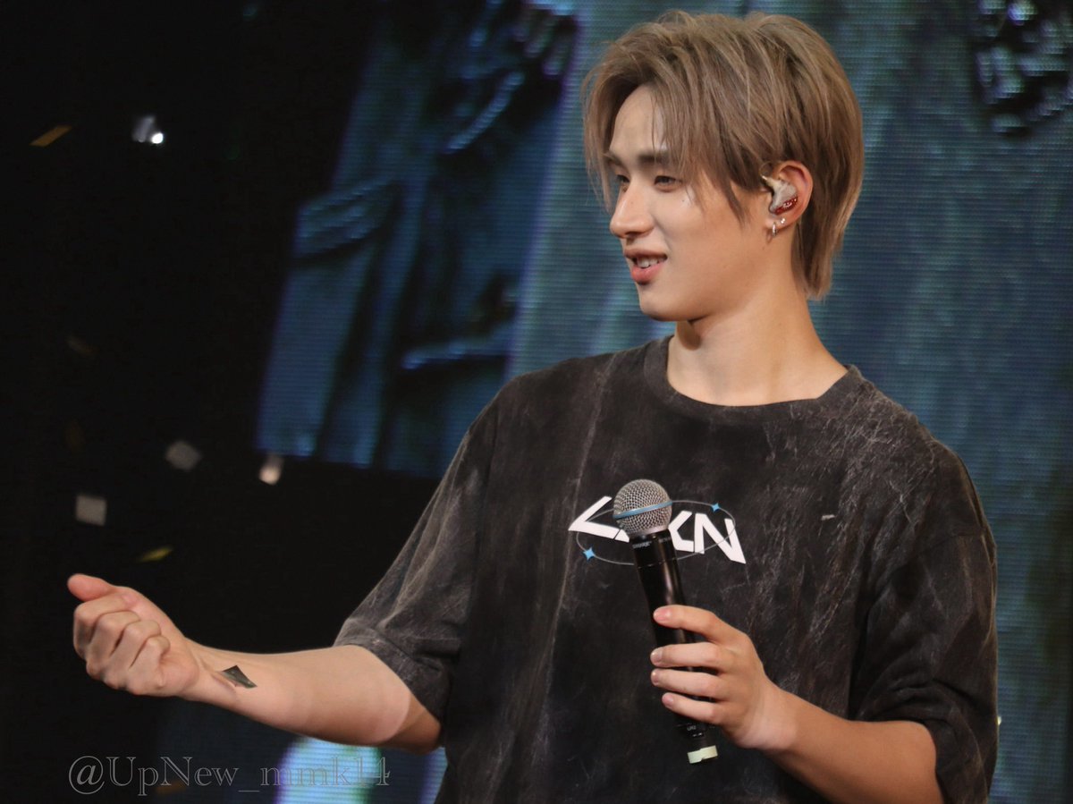 UpNew_mmk14's tweet photo. 降ってくる紙吹雪を取りたいHongくん

#LYKNDuskAndDawnxOsaka  day1
#LYKN 
#hongshihoshi https://t.co/2BiCm5aiya