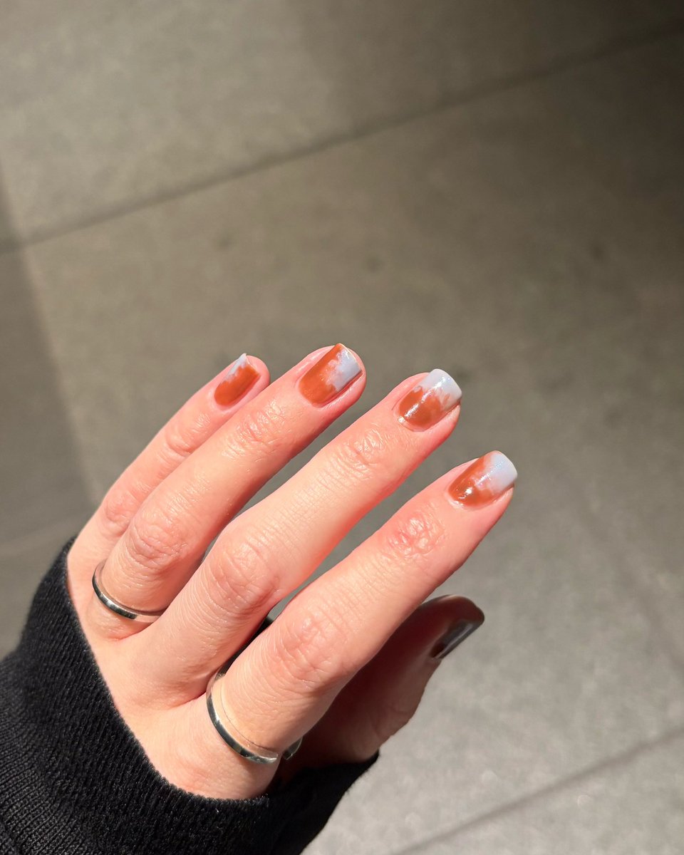 123698745ns's tweet photo. 寒色×暖色ニュアンスネイル🩵🤎

▼左手
OSAJI アップリフトネイルカラー / 翼 Tsubasa
THE POLISH. / fig

▼右手
OSAJI アップリフトネイルカラー / 砂嵐 Sunaarashi

#OSAJI #osajiネイル #thepolish https://t.co/M1hOBTtsWc