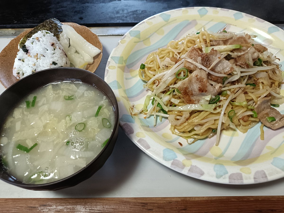 jack1311825's tweet photo. やまだ屋さんです。焼きそばとおむすびセットをいただきました。美味しかったです。ご馳走様でした。
https://t.co/K2qshqKtFW https://t.co/5fEEc3usfO