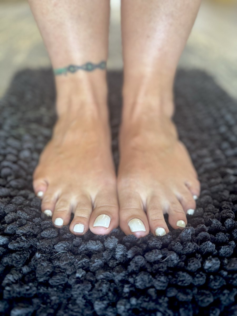 DeviouslyDelish's tweet photo. White nails, bare toes… I may have a type🤍

Which gets your attention first: hands or feet? 😏

#WhiteNails #HandsAndFeet #NailFetish #FootFetish https://t.co/YJEw0lUEyR