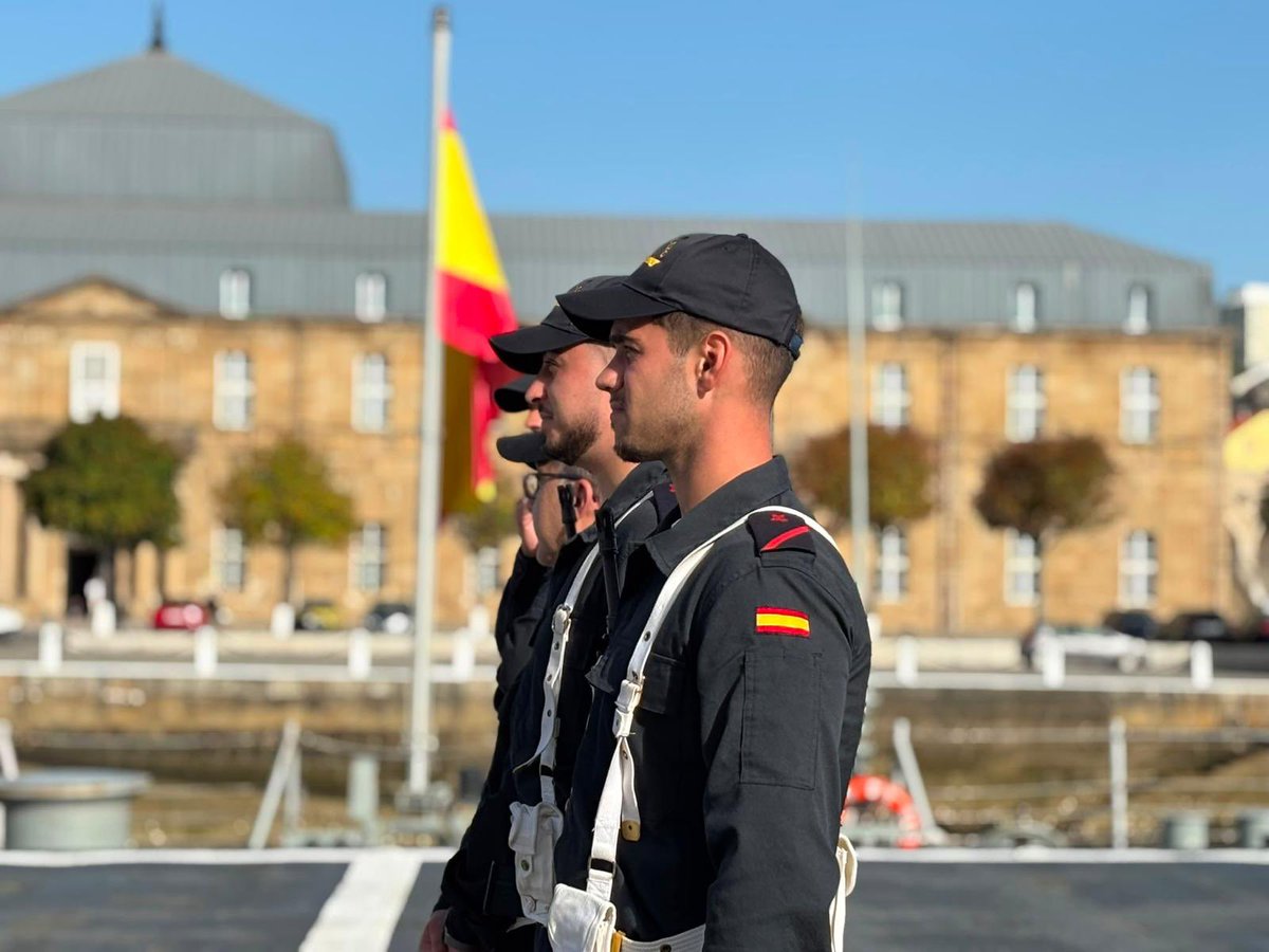 Defensagob's tweet photo. Orgullosos de los hombres y mujeres de nuestra @Armada_esp que trabajan, cada día, con una profesionalidad intachable. 

Robles ha transmitido a la tripulación del BAC Patiño, antes de salir de Ferrol, su reconocimiento por el gran papel que realizan en cualquier lugar del mundo. https://t.co/rOdseur7Hl