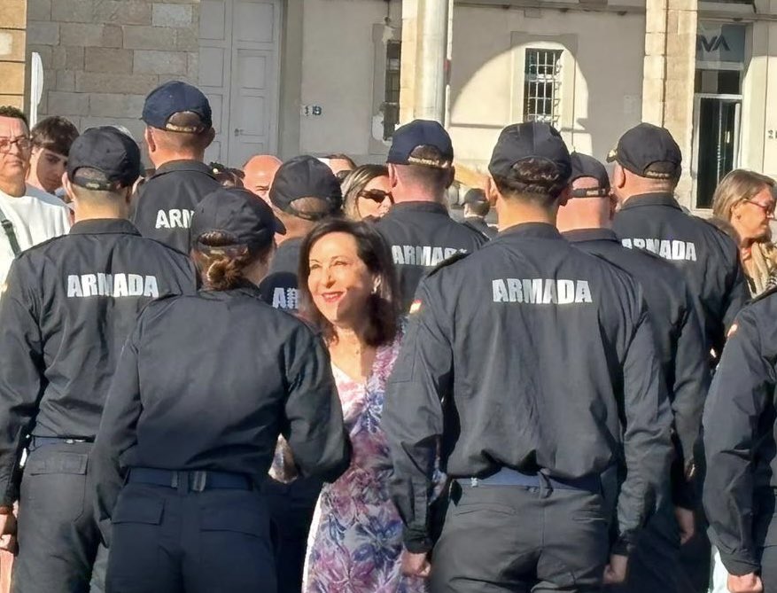 Defensagob's tweet photo. Orgullosos de los hombres y mujeres de nuestra @Armada_esp que trabajan, cada día, con una profesionalidad intachable. 

Robles ha transmitido a la tripulación del BAC Patiño, antes de salir de Ferrol, su reconocimiento por el gran papel que realizan en cualquier lugar del mundo. https://t.co/rOdseur7Hl