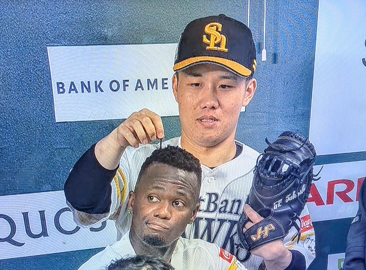 W5xUxEMWayb7vI9's tweet photo. 海ちゃん　なにしてんのよ😂
長さ気になったの？
#sbhawks https://t.co/hcFiz6otMu