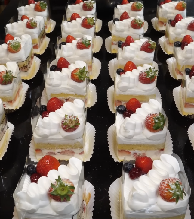 daily_dolce's tweet photo. Mini strawberry cakes 🍓 https://t.co/nJWvufYKOL