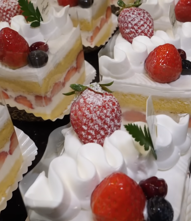 daily_dolce's tweet photo. Mini strawberry cakes 🍓 https://t.co/nJWvufYKOL
