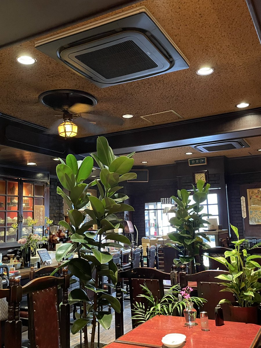 susakzt's tweet photo. 弁天町にある〝珈琲苑呂満”昭和45年の創業.コーヒーゼリーがうまい。白髪のマスターが印象的.程よくくすんだレンガがいい。常連客がいっぱい付いている。無くなってほしくない喫茶店のひとつです。 https://t.co/t7QHQkV4d1