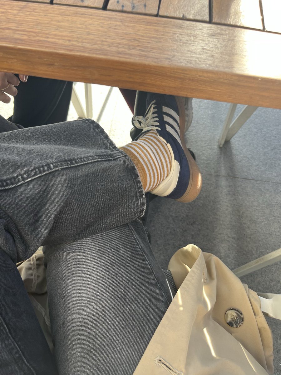 softchaosm's tweet photo. mal bu kız sonbahara vibelanacağına trençkot giyicem dedi sıcaktan yanıyo bu kız>> thats me https://t.co/sn8sq7zJpY