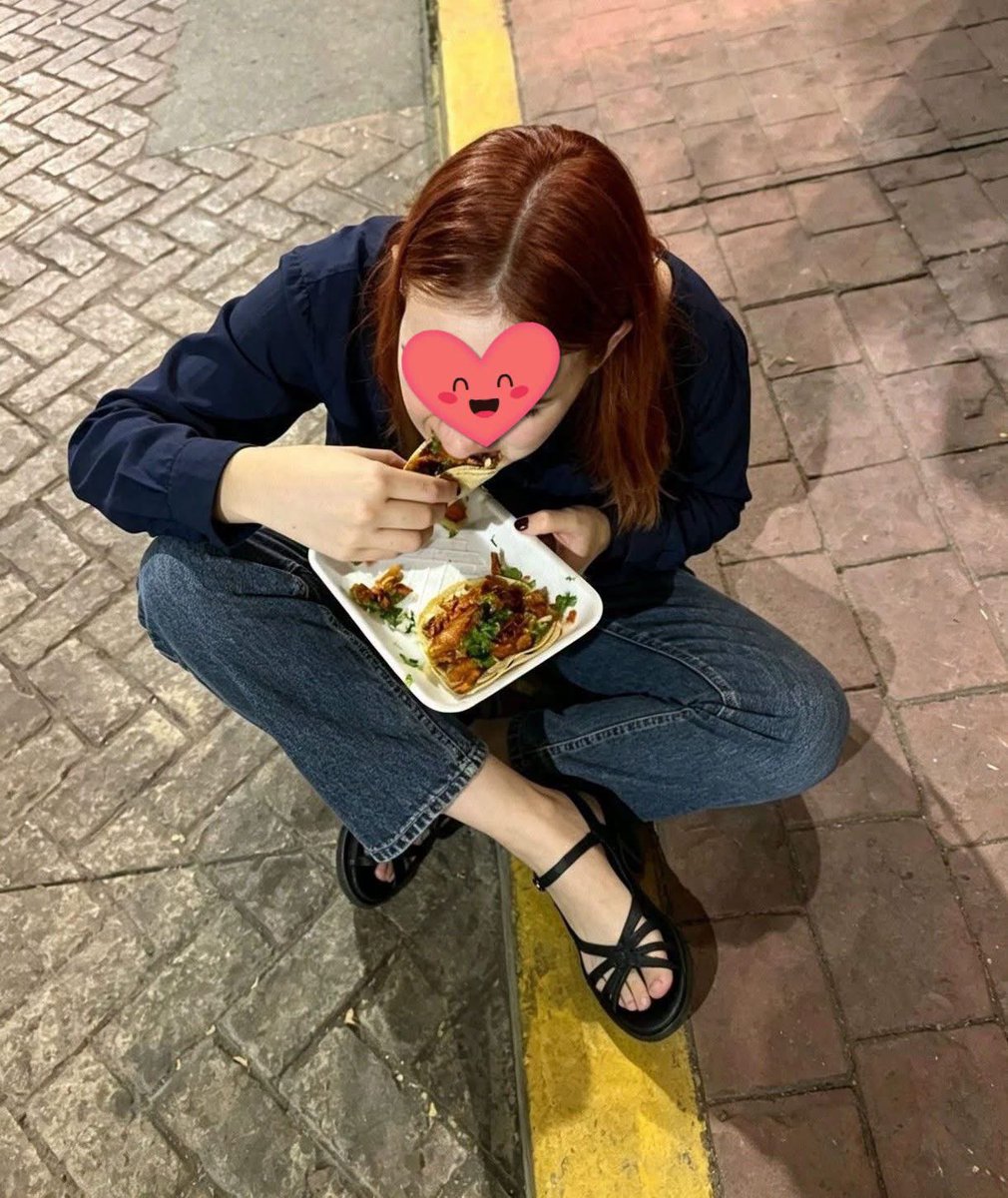 VigiaCiudadano7's tweet photo. LA LLEVÉ A UN RESTAURANTE Y ELLA ME LLEVÓ A COMER TACOS A LA BANQUETA
La de la foto es mi novia. Y es la indicada.
La invité a un restaurante bonito. Quería que tuviera una noche bien, que se sintiera especial.
Llegamos, nos estacionamos. Ya íbamos entrando.
Me toco la bolsa y sentí el vacío. Se me había caído la cartera. No la traía.
Me quedé helado. Me dio una vergüenza horrible. Le dije "amor, perdóname, perdí la cartera, no traigo nada".
Yo pensé que se iba a agüitar, que me iba a decir que ya nos fuéramos a la casa.
Pero ella con toda la humildad y sencillez del mundo me dijo:
"Amor no pasa nada, para no arruinar la salida, yo traigo un poquito, ¿y si nos vamos por unos taquitos?"
Se sacó su dinerito de su bolsita. Traía bien poquito. Como 300 pesos.
Nos fuimos de ahí del restaurante y nos compramos 5 taquitos en la esquina.
Y nos sentamos en la banqueta a comer. En cuclillas, sin pena, toda bonita comiendo con las manos llenas de salsa.
Ahí, viéndola sacar su dinero con tanto amor para salvar nuestra salida, sin reclamarme nada, supe.
Supe que ella es la indicada.
Le dije "amor, mañana en cuanto encuentre mi cartera te pago los tacos, te lo juro".
Y se me queda viendo, se ríe y me dice: "No. Si me los pagas me voy a enojar contigo. Los tacos te los invité yo, con mucho amor. No me debes nada".
Porque no le importó el restaurante. Le importó estar conmigo.
La que te acompaña a los tacos cuando no hay para el restaurante, es la que merece todo cuando sí haya.
Y se lo voy a dar todo, se los juro.
De corazón les deseo que todos encuentren una mujer buena, humilde y sencilla como la que yo acabo de encontrar. Porque cuando la encuentran, la vida les cambia.
#AmorVerdadero #HistoriasDeAmor #LaIndicada #Parejas #Confesiones