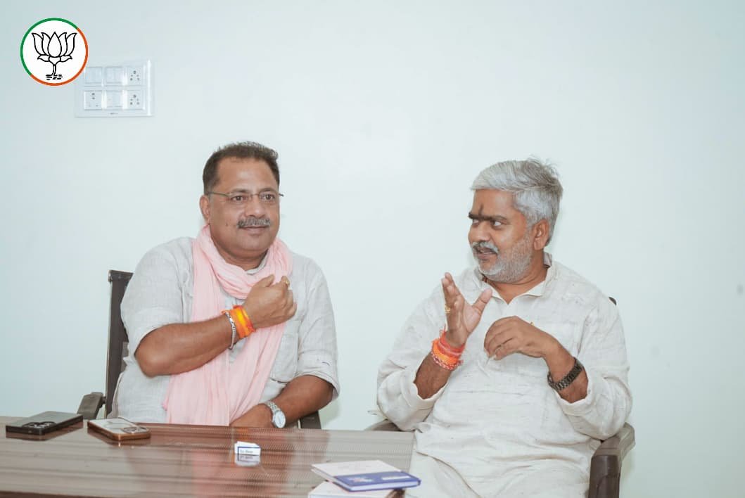 PNPathakBJP's tweet photo. आज अपने विधानसभा क्षेत्र कुशीनगर के कसया बाड़ी स्थित आवास पर भारतीय जनता पार्टी गोरखपुर क्षेत्र के क्षेत्रीय उपाध्यक्ष श्री @krishnagopalBJP जी से आत्मीय मुलाकात हुई।

इस दौरान संगठन को और अधिक सशक्त बनाने एवं आगामी संगठनात्मक गतिविधियों पर सार्थक चर्चा एवं विचार-विमर्श हुआ। https://t.co/nrtgf1xGil