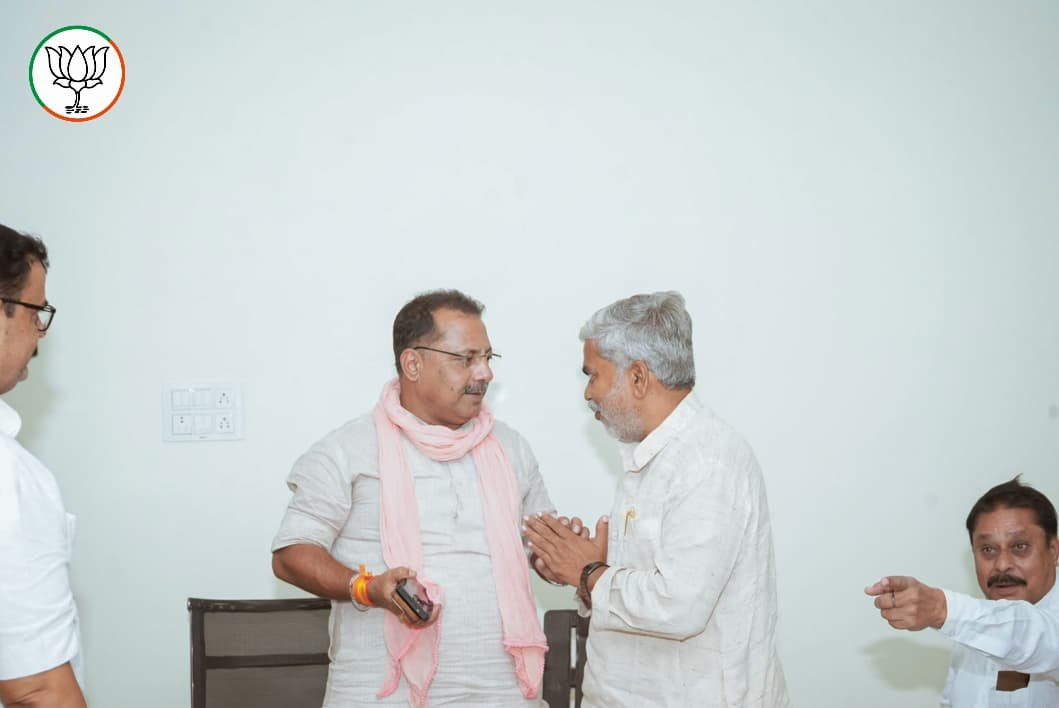 PNPathakBJP's tweet photo. आज अपने विधानसभा क्षेत्र कुशीनगर के कसया बाड़ी स्थित आवास पर भारतीय जनता पार्टी गोरखपुर क्षेत्र के क्षेत्रीय उपाध्यक्ष श्री @krishnagopalBJP जी से आत्मीय मुलाकात हुई।

इस दौरान संगठन को और अधिक सशक्त बनाने एवं आगामी संगठनात्मक गतिविधियों पर सार्थक चर्चा एवं विचार-विमर्श हुआ। https://t.co/nrtgf1xGil