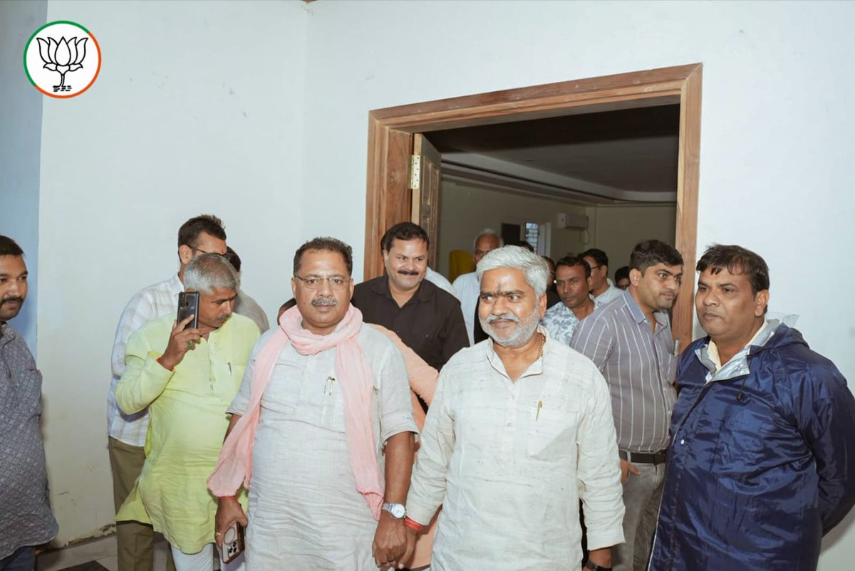 PNPathakBJP's tweet photo. आज अपने विधानसभा क्षेत्र कुशीनगर के कसया बाड़ी स्थित आवास पर भारतीय जनता पार्टी गोरखपुर क्षेत्र के क्षेत्रीय उपाध्यक्ष श्री @krishnagopalBJP जी से आत्मीय मुलाकात हुई।

इस दौरान संगठन को और अधिक सशक्त बनाने एवं आगामी संगठनात्मक गतिविधियों पर सार्थक चर्चा एवं विचार-विमर्श हुआ। https://t.co/nrtgf1xGil
