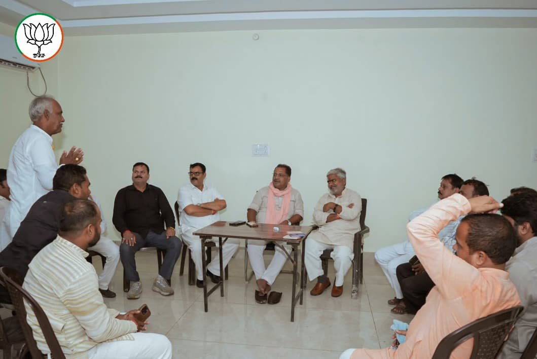 PNPathakBJP's tweet photo. आज अपने विधानसभा क्षेत्र कुशीनगर के कसया बाड़ी स्थित आवास पर भारतीय जनता पार्टी गोरखपुर क्षेत्र के क्षेत्रीय उपाध्यक्ष श्री @krishnagopalBJP जी से आत्मीय मुलाकात हुई।

इस दौरान संगठन को और अधिक सशक्त बनाने एवं आगामी संगठनात्मक गतिविधियों पर सार्थक चर्चा एवं विचार-विमर्श हुआ। https://t.co/nrtgf1xGil