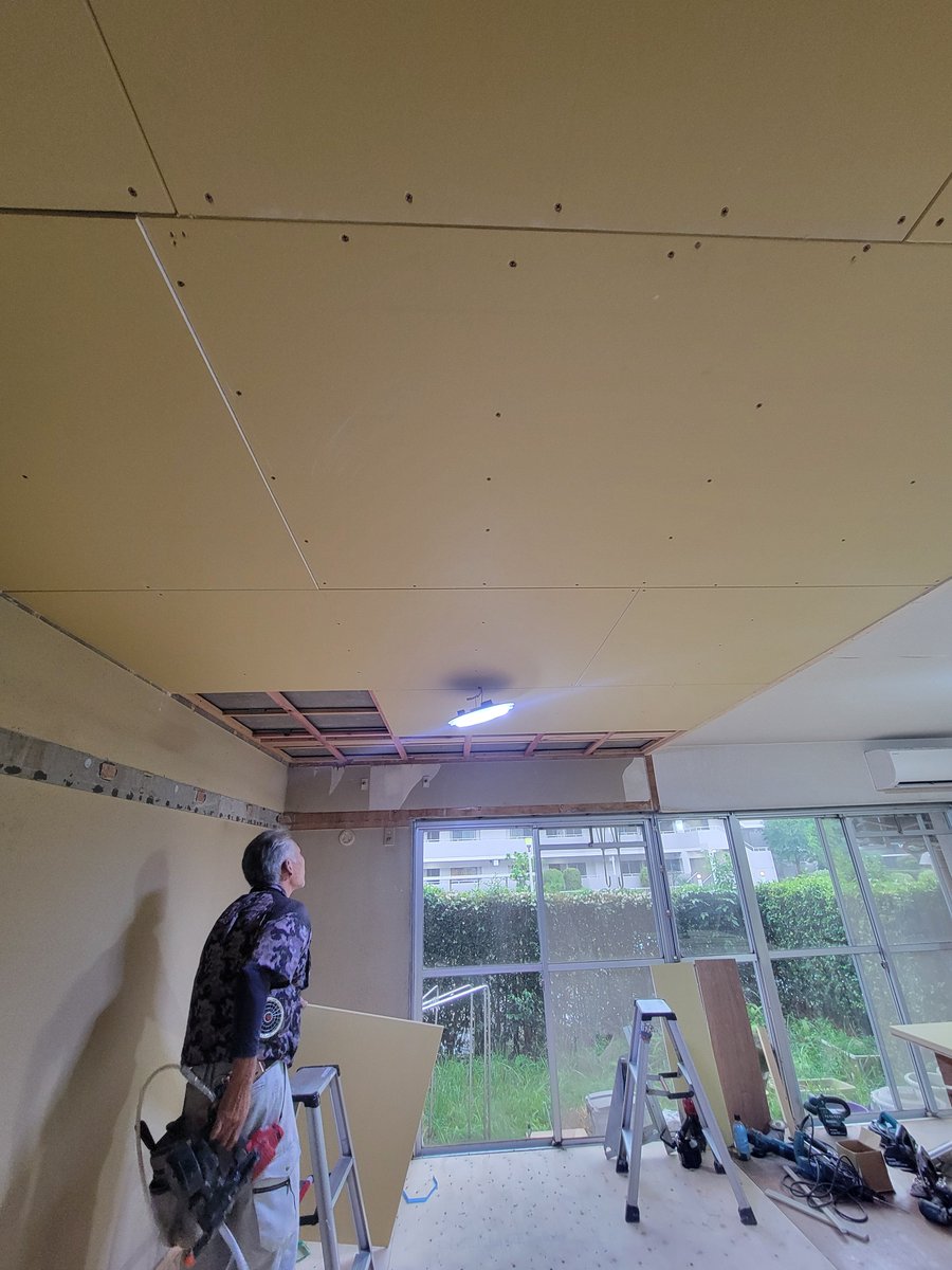 motoyoshi_diary's tweet photo. 大工造作天井下地中です！これから大工魂のビス打ちが始まります。背中が職人魂そのもので引き金を引く瞬間パシャリ！ https://t.co/ZR1Jb91RDx