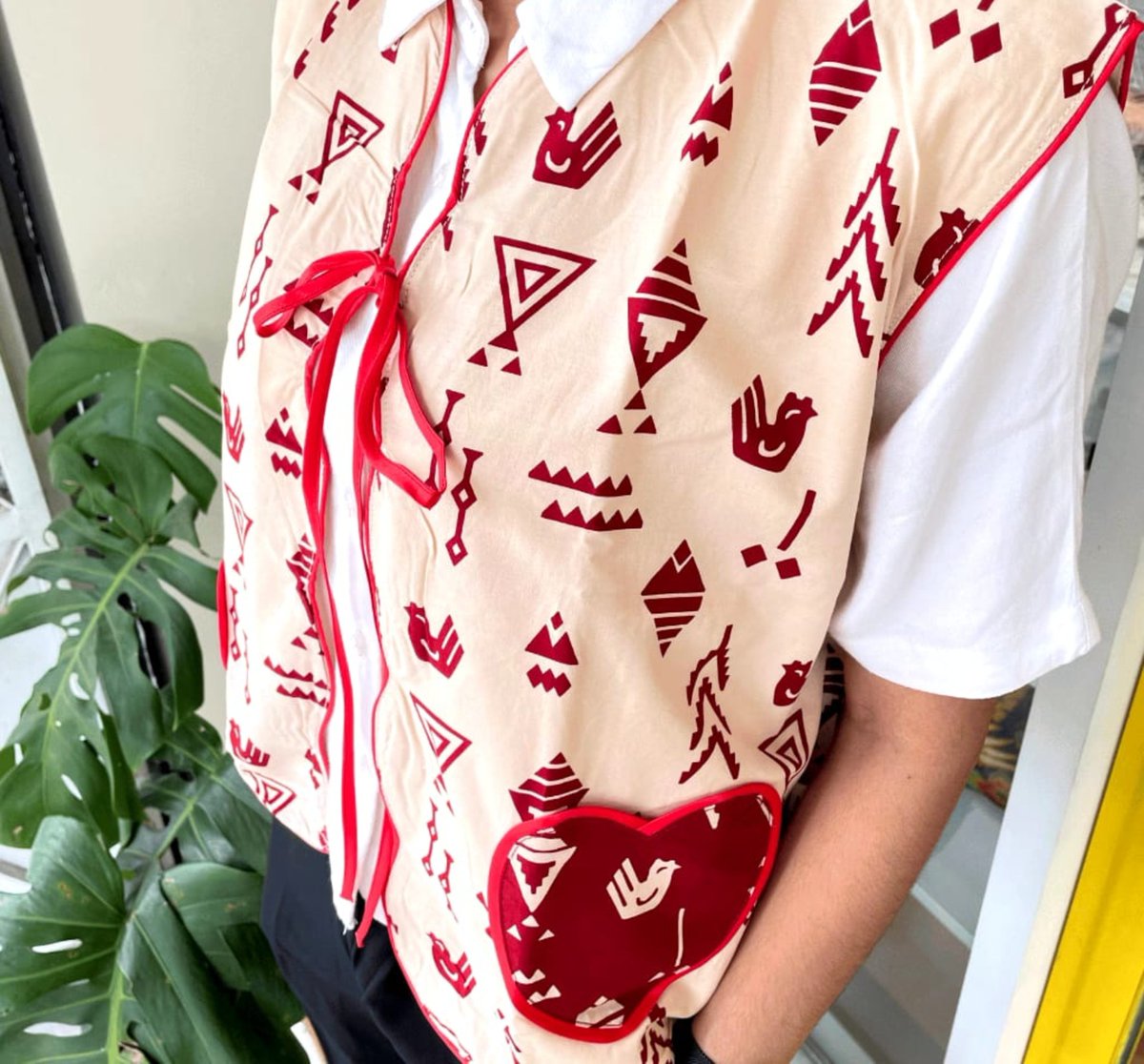 crushy153's tweet photo. AKHIRNYA nemu vest batik yang modelnya gemes kayak gini, motif dan warnanya cakep-cakep semua 😭😭 cocok buat yang nyari batik buat hari batik nanti, harganya juga affordable🫶 https://t.co/GtlEjVrhny