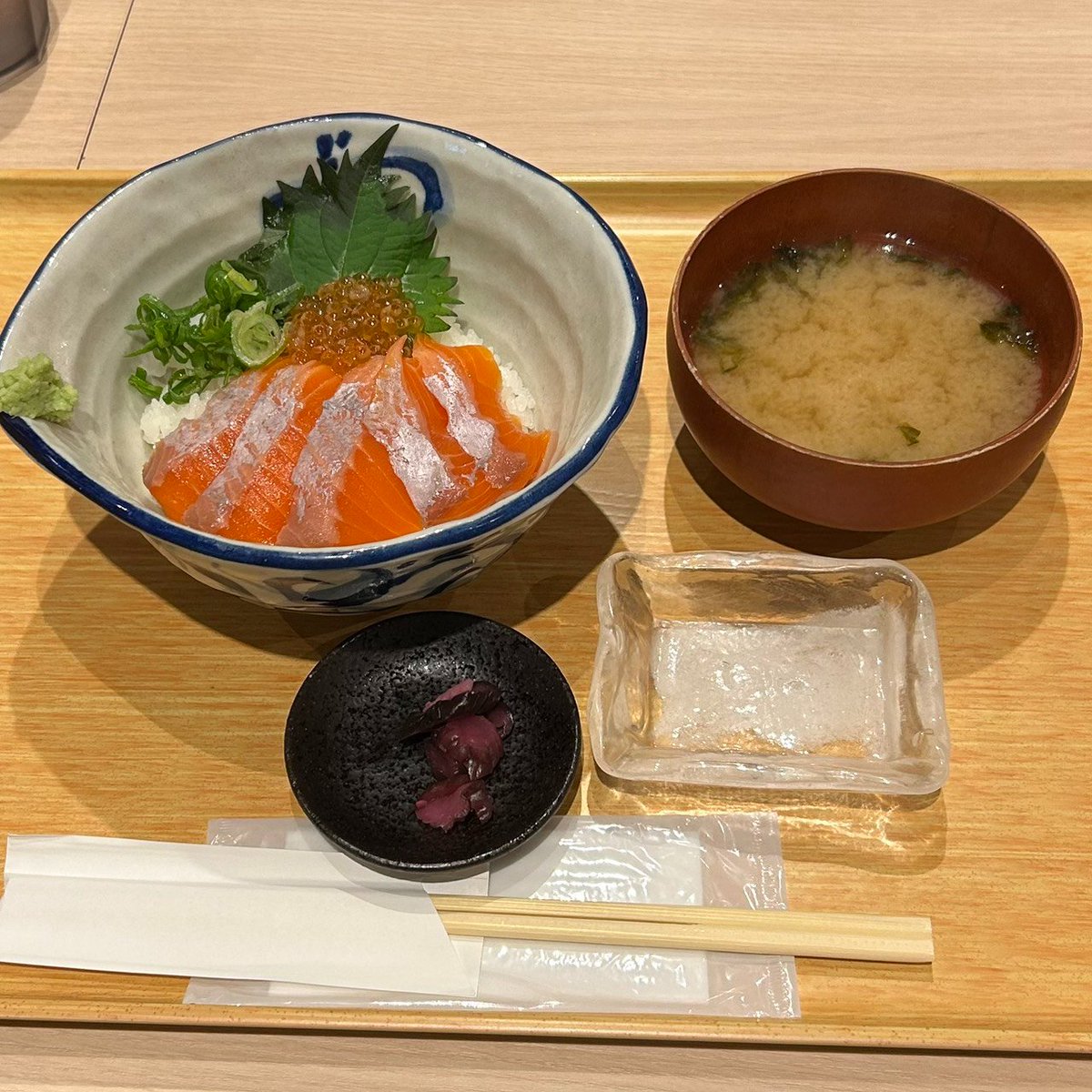 kobactottori's tweet photo. 鳥取市のグルメ特集☝️
シャミネ鳥取にある「藁焼き 龍馬」は、駅ナカで本場の藁焼き鰹のたたきが味わえる居酒屋🐟️
名物の鰹のほか、鳥取��地産食材や豊富なドリンク、飲み放題付きコースもあり、ランチからディナーまで気軽に楽しめます☝️
今回は琴浦産サーモンとイクラ丼にしました😁
#フォロバ https://t.co/cffnkjtbmb