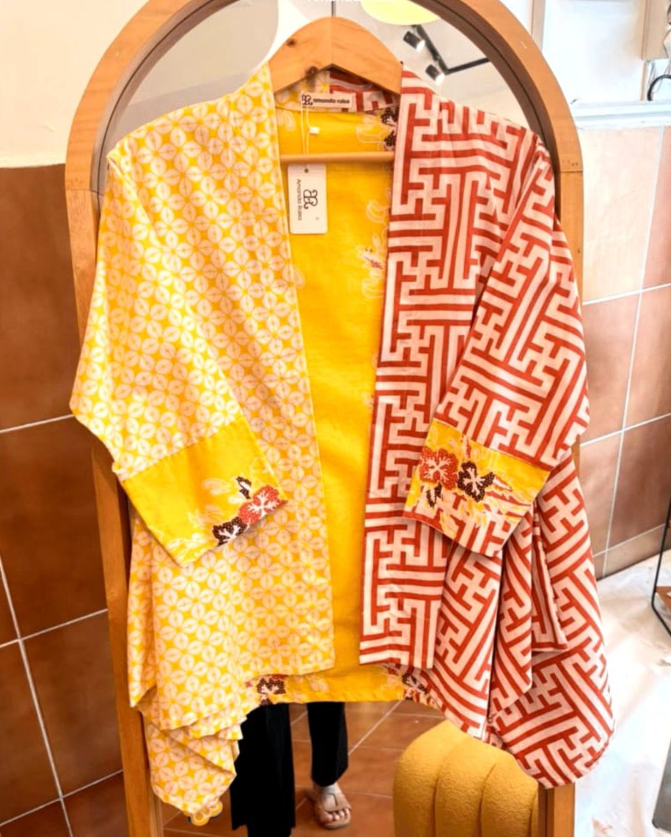 crushy153's tweet photo. AKHIRNYA nemu vest batik yang modelnya gemes kayak gini, motif dan warnanya cakep-cakep semua 😭😭 cocok buat yang nyari batik buat hari batik nanti, harganya juga affordable🫶 https://t.co/GtlEjVrhny