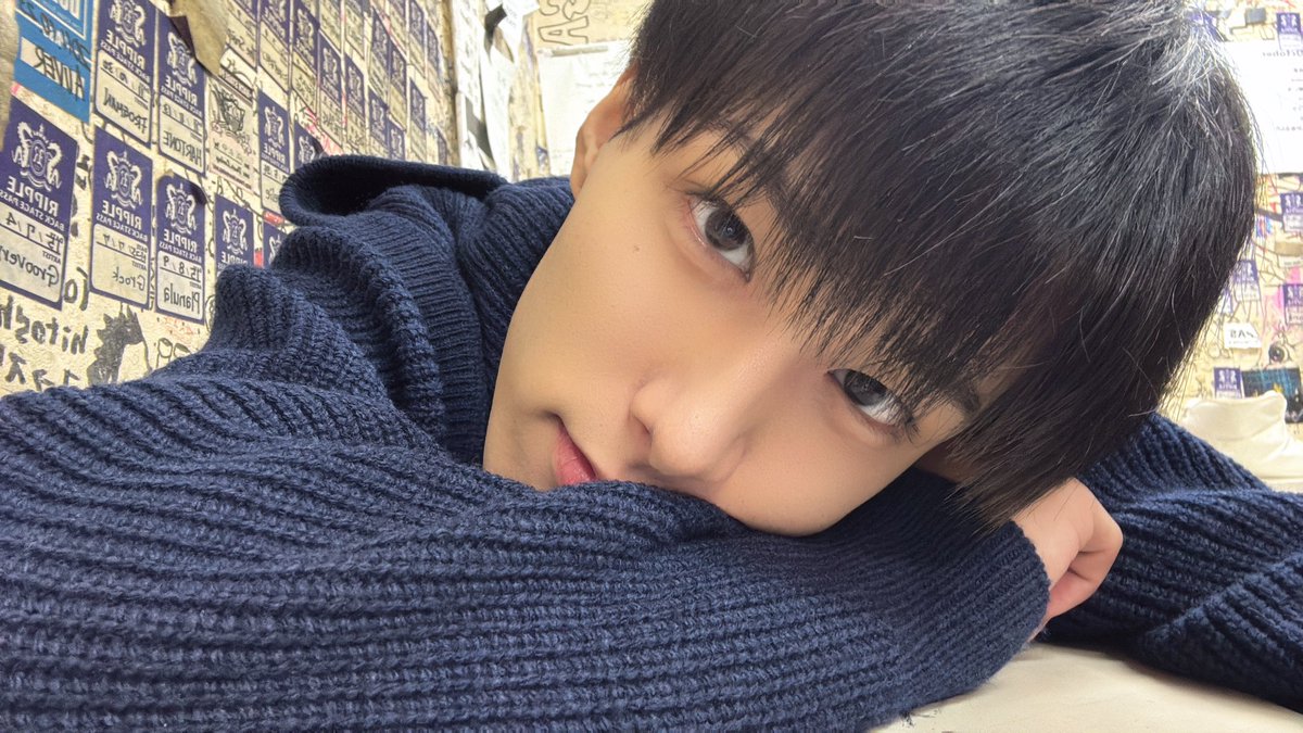 mirai__ryusei's tweet photo. 本日はのんびりカバーライブお越しくださり
本当にありがとうございました〜🔥

ソロカバー今月二回も出来てまじ最高ですた😭
今日歌ったのは「日常革命」と「季節は次々死んでいく」をたますぃい込めて歌わせてもらいました✨️
勝手に日常革命は寒くなってきたから人肌恋しい季節的な？意味で歌わせてもらって笑
季節は次々死んでいくは歌いたかったけどやっと歌えて、��の曲の意味がとっても深くて是非調べてください👀
やりたい事はすぐにやらないと行けないって改めて思わせてくれる曲だから沢山聞いてみてね💛

これからもソロで歌う時は気持ち沢山込められる
曲色々歌って行こうと思うのでお願いします🙏
明日はついにるきちゃん生誕祭なので沢山お待ちしてます🐯

今日のパーカー昔のこれに似てる⁉️
