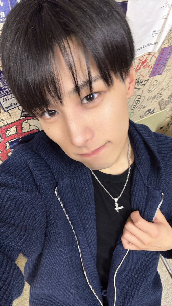 mirai__ryusei's tweet photo. 本日はのんびりカバーライブお越しくださり
本当にありがとうございました〜🔥

ソロカバー今月二回も出来てまじ最高ですた😭
今日歌ったのは「日常革命」と「季節は次々死んでいく」をたますぃい込めて歌わせてもらいました✨️
勝手に日常革命は寒くなってきたから人肌恋しい季節的な？意味で歌わせてもらって笑
季節は次々死んでいくは歌いたかったけどやっと歌えて、��の曲の意味がとっても深くて是非調べてください👀
やりたい事はすぐにやらないと行けないって改めて思わせてくれる曲だから沢山聞いてみてね💛

これからもソロで歌う時は気持ち沢山込められる
曲色々歌って行こうと思うのでお願いします🙏
明日はついにるきちゃん生誕祭なので沢山お待ちしてます🐯

今日のパーカー昔のこれに似てる⁉️