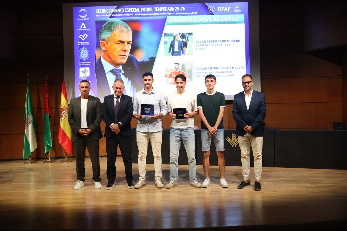 RFAFGranada's tweet photo. #GaladeEntrenadores #RFAFGranada 

El premio @Alcaraz_Lucas  recayó sobre el técnico @0scarCano por su temporada al frente del @ZCFoficial el y en la de @Sergio0Ortiz
, campeón de grupo en DHJ con el @CanteraNazari
#EntrenadoresRFAF #EntrenadorGranadinoValorSeguro https://t.co/18ye7Cf1Op