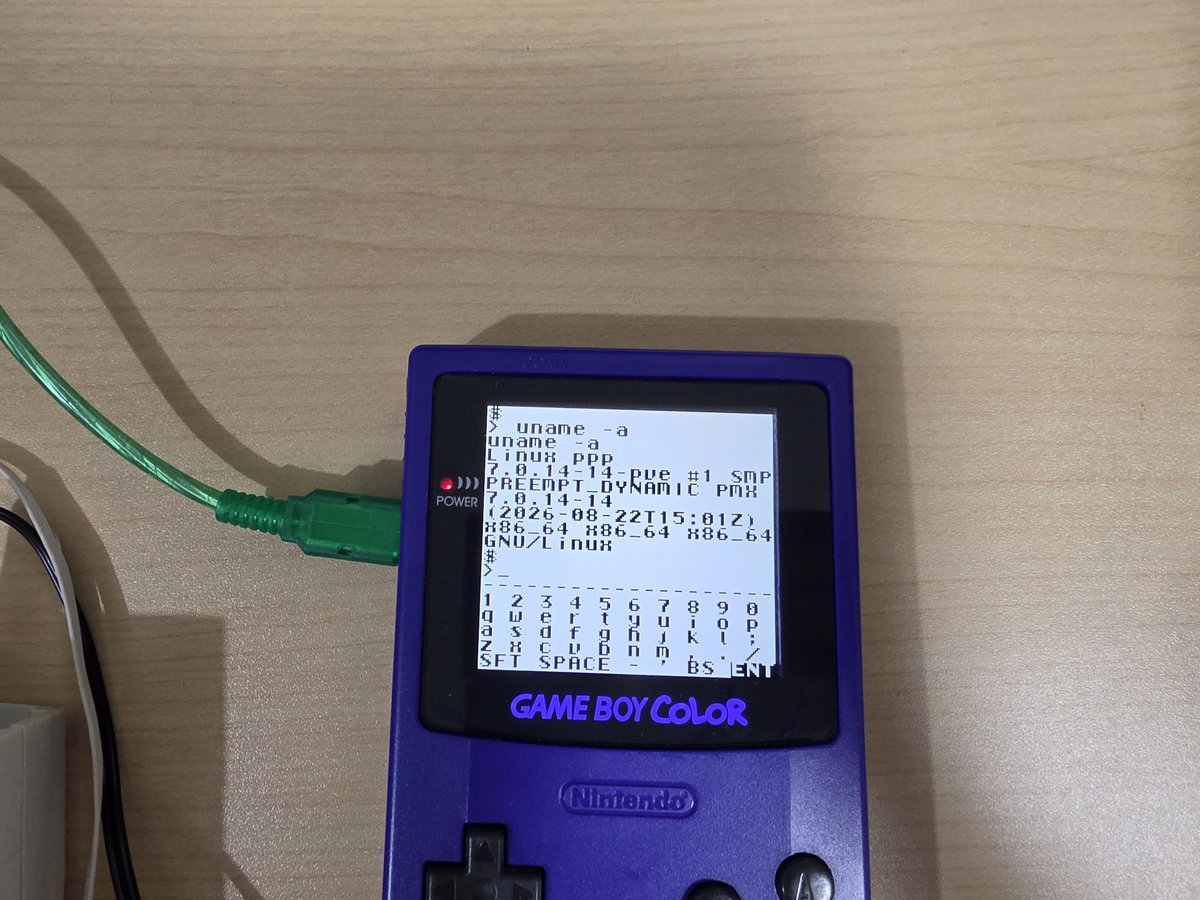 kimkim0106_3218's tweet photo. ゲームボーイにLinuxのコンソールが表示されている異常な光景、しかもダイアルアップ接続経由 https://t.co/JaRWt9gQu0