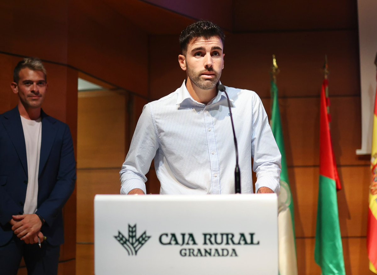 RFAFGranada's tweet photo. #GaladeEntrenadores #RFAFGranada 

El premio @Alcaraz_Lucas  recayó sobre el técnico @0scarCano por su temporada al frente del @ZCFoficial el y en la de @Sergio0Ortiz
, campeón de grupo en DHJ con el @CanteraNazari
#EntrenadoresRFAF #EntrenadorGranadinoValorSeguro https://t.co/18ye7Cf1Op