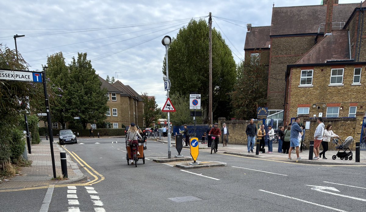 RuthMayorcas's tweet photo. @TrainTraveller5 @Cookieurch So why even mention it. It’s insulting and upsetting. Pple who cycle are just pple using a bike to get around. The #schoolrun local to me. https://t.co/LhuhOXbI61