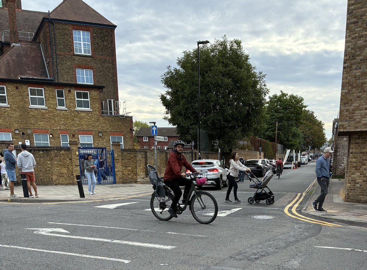 RuthMayorcas's tweet photo. @TrainTraveller5 @Cookieurch So why even mention it. It’s insulting and upsetting. Pple who cycle are just pple using a bike to get around. The #schoolrun local to me. https://t.co/LhuhOXbI61