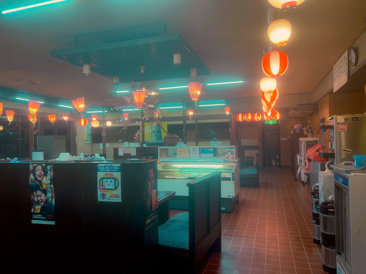 ibukiinterpress's tweet photo. 廃墟かと思い恐る恐る入店したら老夫婦が細々とやっているサイバーパンクな焼肉屋だった https://t.co/6sRtsk3VyH