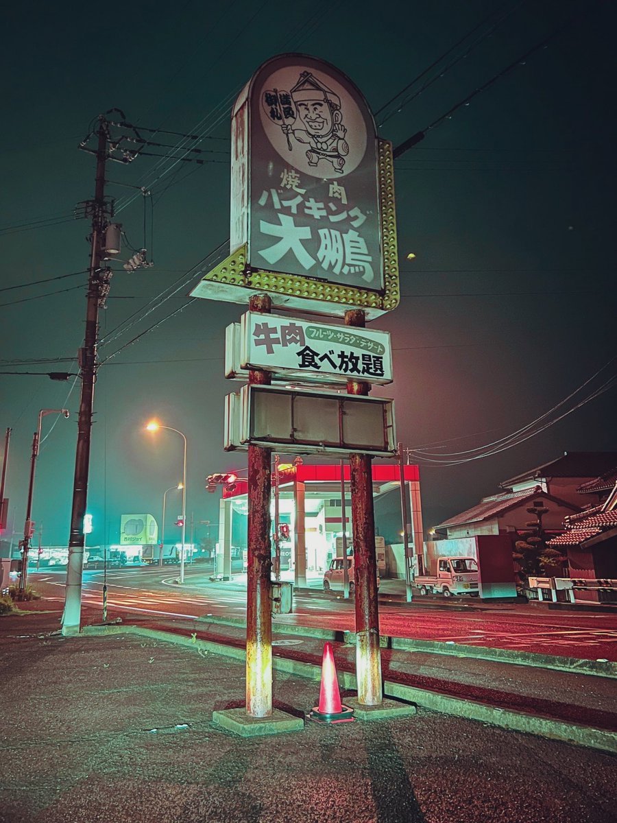 ibukiinterpress's tweet photo. 廃墟かと思い恐る恐る入店したら老夫婦が細々とやっているサイバーパンクな焼肉屋だった https://t.co/6sRtsk3VyH