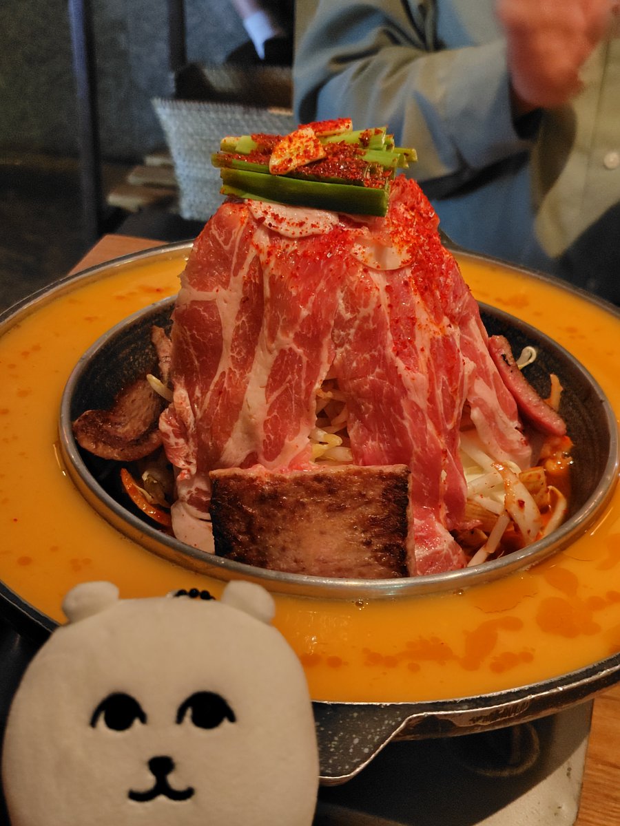 rotti_rotti's tweet photo. きょむべ、韓国料理みたいで韓国料理じゃないアジョシのオリジナル料理だよ。鍋おいしいね。 https://t.co/xP96hZ4Zt0