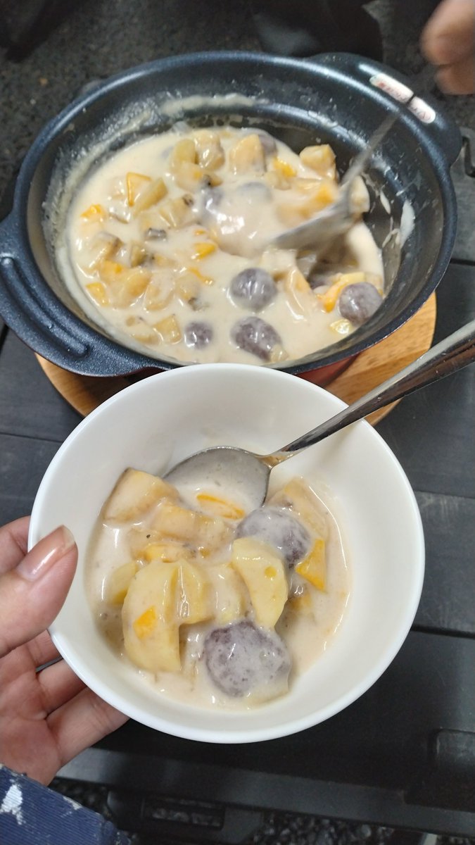 raluzu00's tweet photo. 仕事終わってから、知人宅の外焼肉にお呼ばれ。
フィリピンのおねーさんのお手製デザートが大変美味、最終的に鍋ごと持って帰ってきた。
白玉と、バナナと芋的なものをココナッツミルクで煮たもので、やさしい甘さがめっちゃ沁みる。
ビロビロというらしい。ﾋﾞﾛﾋﾞﾛ https://t.co/horLAEBHf3