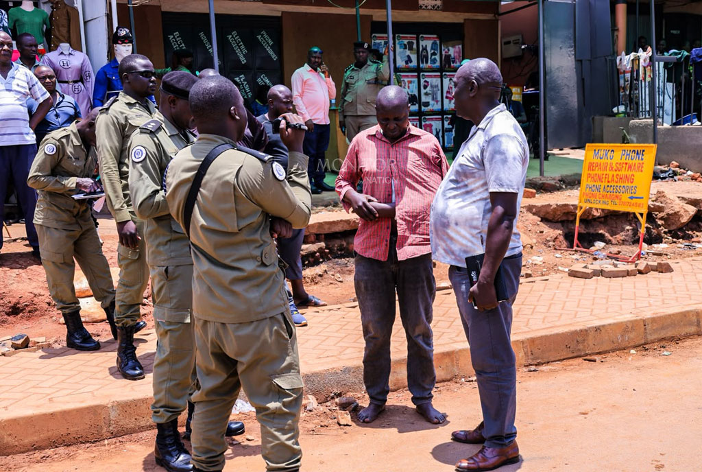 DailyMonitor's tweet photo. Under tight security led by KMP CID Commander Milton Birungi Beigumamu, Kabalagala Division Commander Akongo Francis, and CID Kampala South Regional Commander Arthur Twiinamatsiko, suspects Vincent Arnold Nsamba (alias Sitenda) and Rose Tusiime reconstructed the tragic night that ended with the fatal attack on legendary band musician Moses Matovu for the Uganda Police. The pair detailed the chain of events that began at a local bar and culminated in the physical altercation that claimed the life of the Afrigo Band icon.

#MonitorUpdates

📸Ibrahim Kavuma