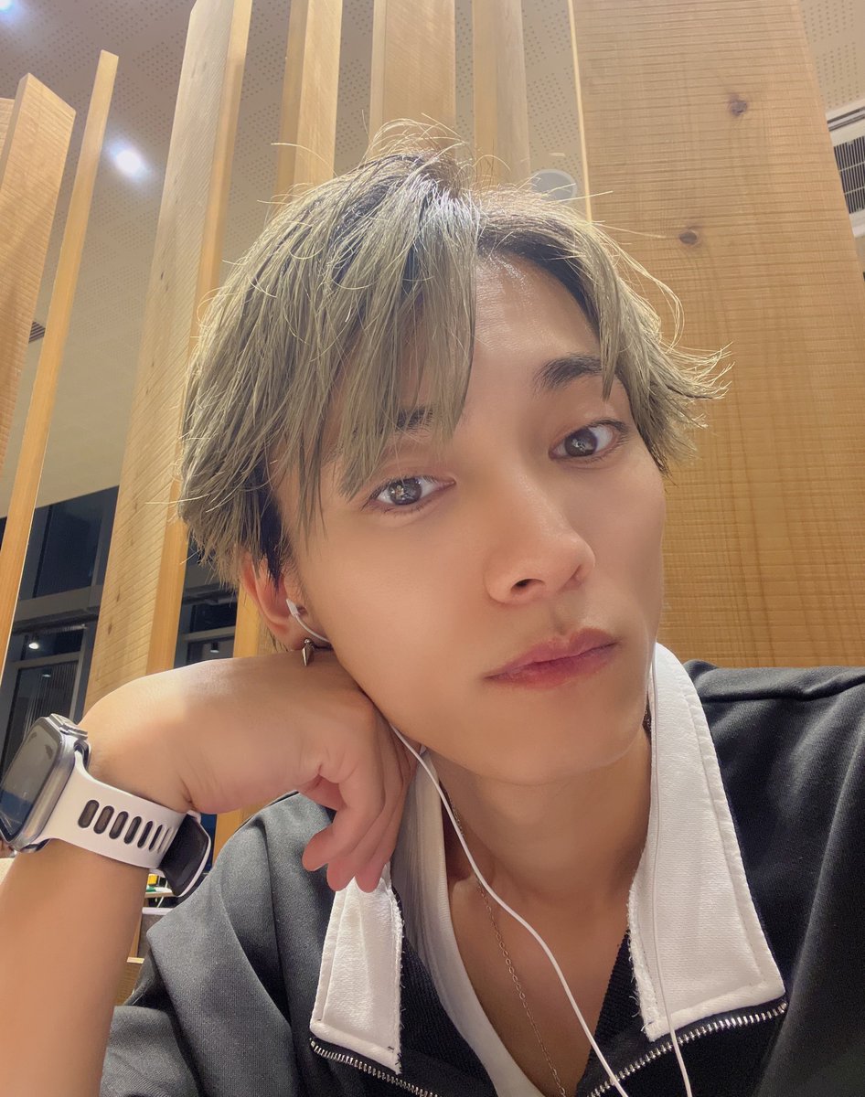 xover_toshi's tweet photo. DESEOありがとう!
ライブウィークの締めくくりは歌舞伎町タワー!
最後まで楽しむぞ!
そして皆を楽しませっぞ!🔥
#JPOP #JPOPIDOL #Japaneseidol #BOYSGROUP #IDOLGROUP #歌舞伎町 #歌舞伎町タワー #FIRSTSTAGE #フリーライブ https://t.co/i9Z17EA1Q8