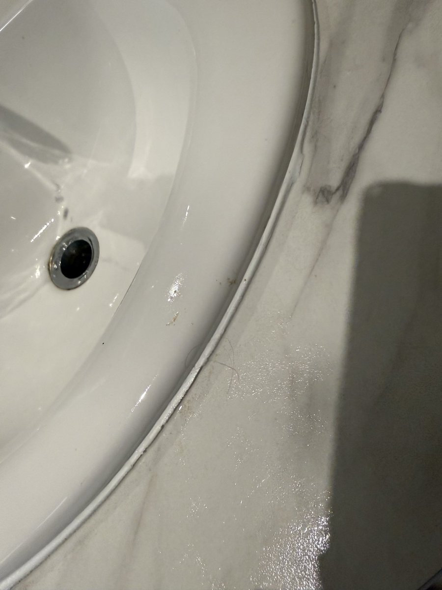 KittyKawai's tweet photo. @ConnectGares vous pouvez m’expliquer pourquoi je retrouve du caca dans le lavabo des toilettes où se trouve la table à langer à Cannes ? Je voulais juste changer ma fille… Et la photo c’est après le passage de la femme de ménage auprès de laquelle j’ai signalé le problème 1/2 https://t.co/AkYMMUCbpV