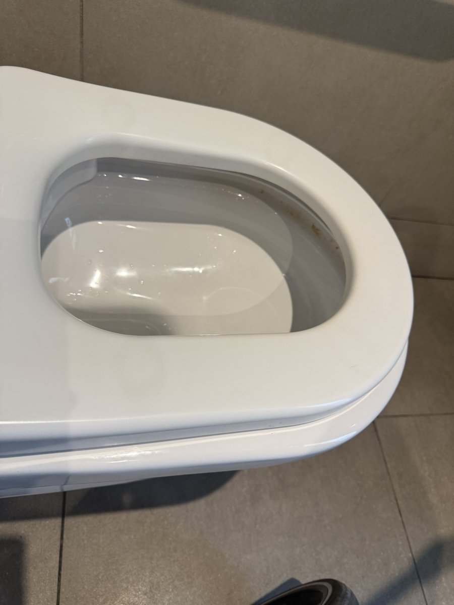 KittyKawai's tweet photo. @ConnectGares vous pouvez m’expliquer pourquoi je retrouve du caca dans le lavabo des toilettes où se trouve la table à langer à Cannes ? Je voulais juste changer ma fille… Et la photo c’est après le passage de la femme de ménage auprès de laquelle j’ai signalé le problème 1/2 https://t.co/AkYMMUCbpV