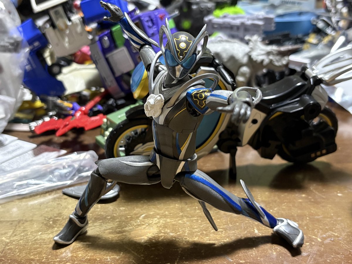 two_too's tweet photo. マイスの男玩がかっこいいので買った　噂に違わずよく動く　ボイトイの感じに加えて、プラモライダーいじってる時みたいな気持ちになる　差し替え嫌いなので、手首はこれで固定でいいかな　握り手はバイクのグリップ壊しそうだし https://t.co/oR17kB5k3h